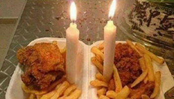 Jantar romântico à luz de velas